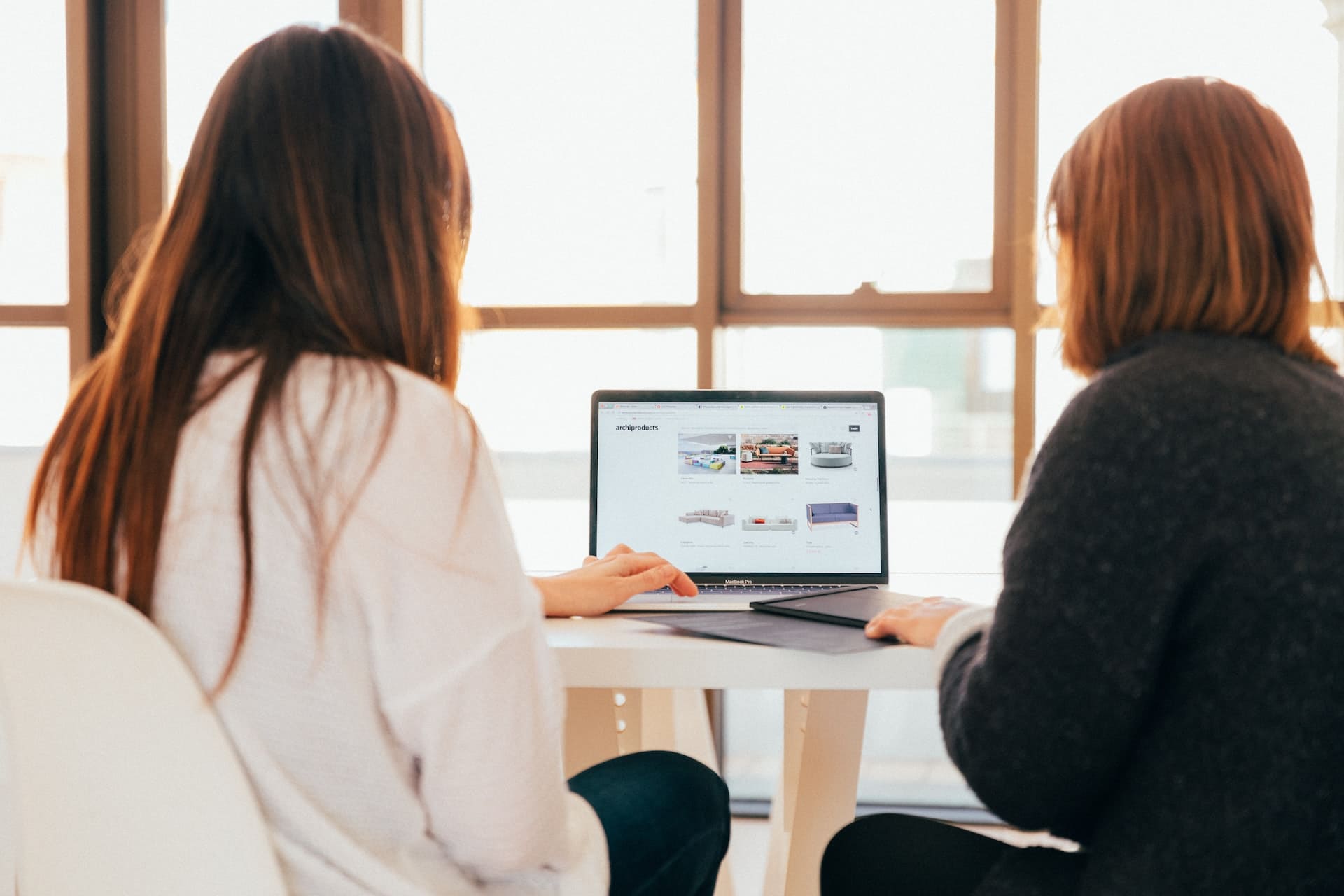 Découvrez les avantages d'utiliser un CMS pour gérer et mettre à jour facilement les contenus de votre site web. Nous vous présentons les différents CMS populaires et leurs fonctionnalités pour vous aider à choisir celui qui convient le mieux à vos besoins.